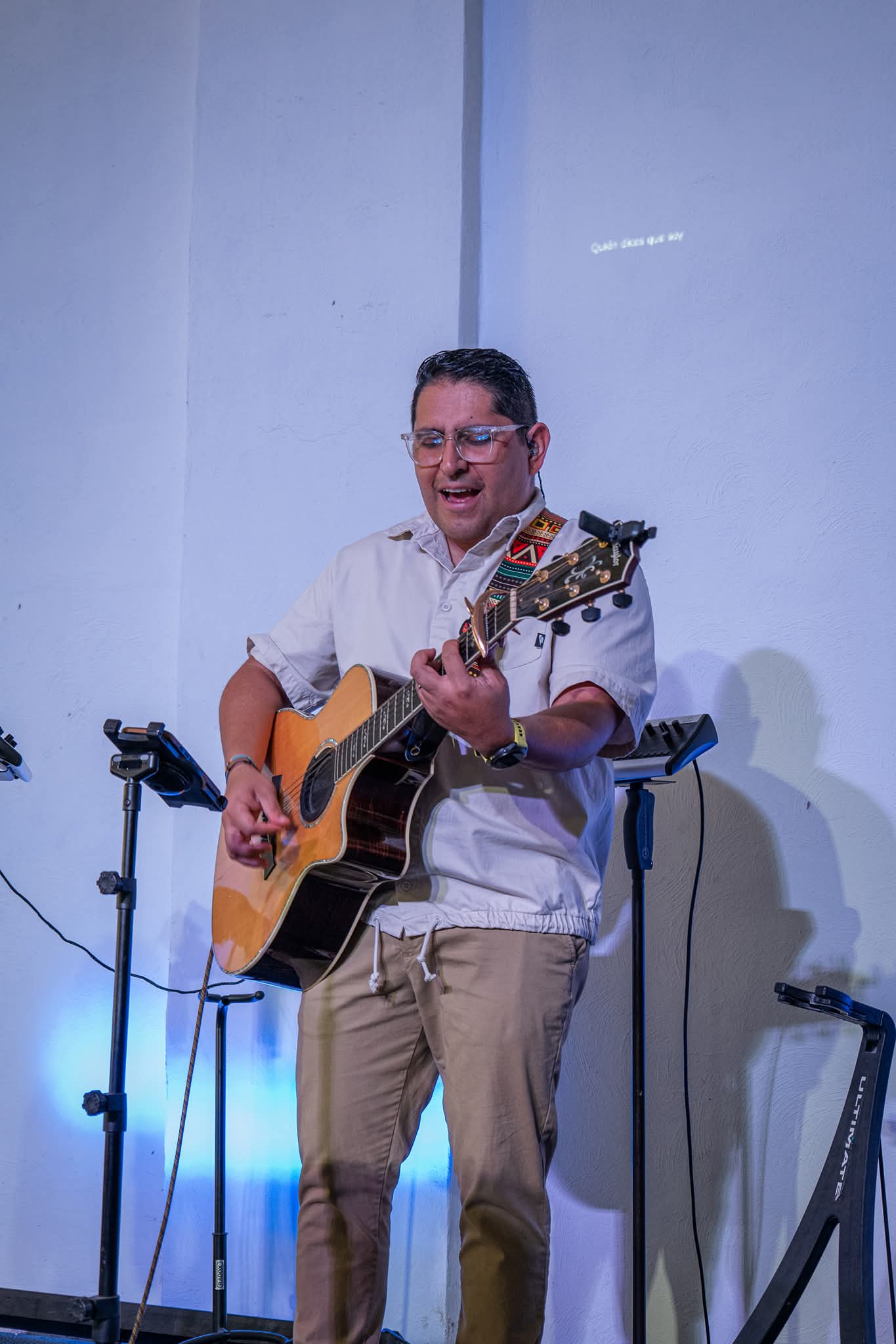Hombre tocando la guitarra y cantando